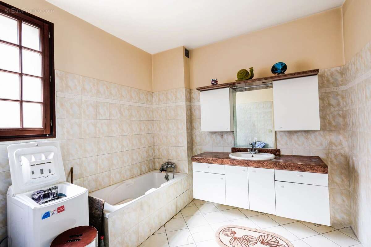 EXCLUSIVITÉ – Maison familiale traversante avec jardin, garage, sous-sol total et fort potentiel d’évolution – Plateau de Gentil - photo 13