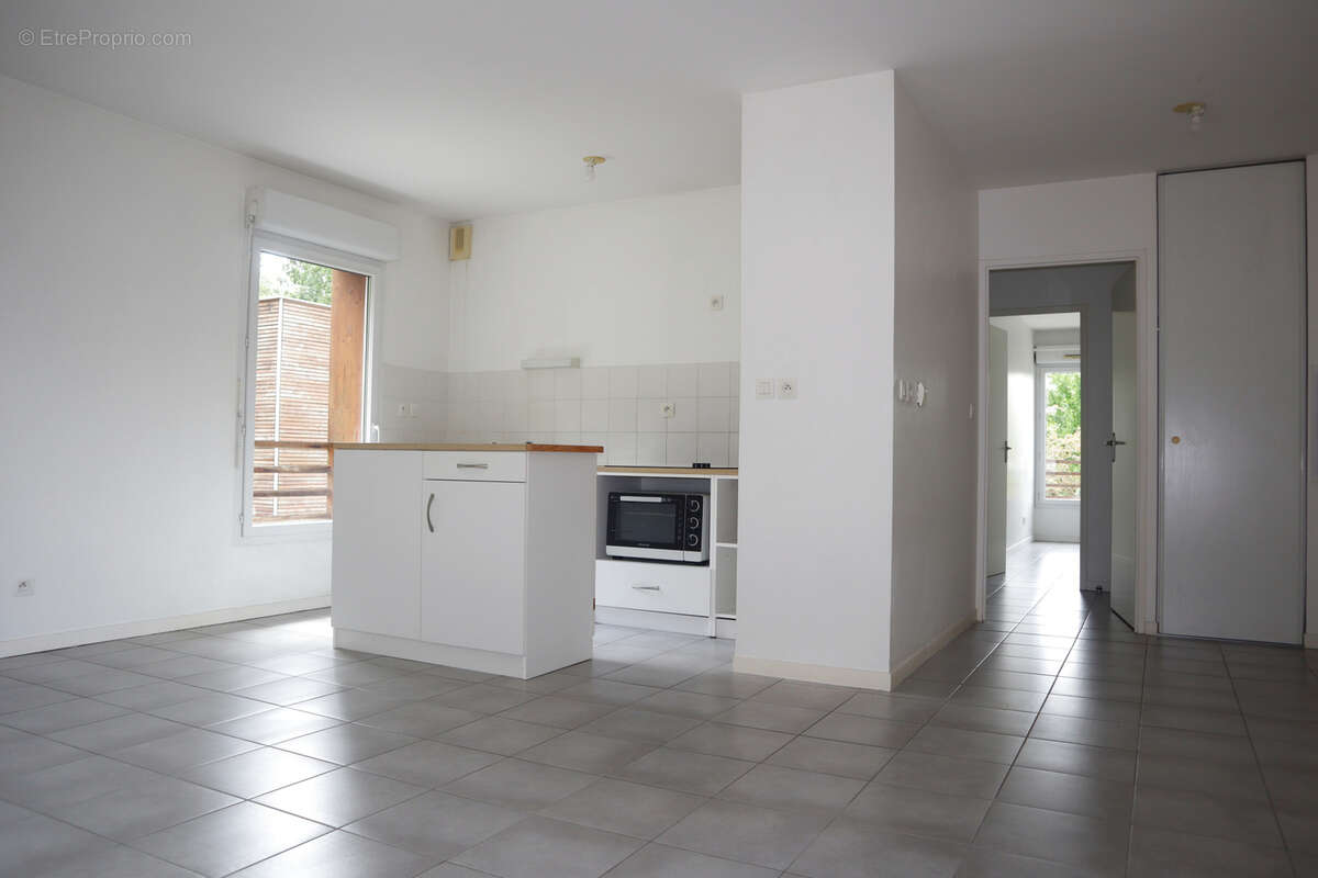 MERIGNAC ARLAC - Superbe T3 (63m2) ouvrant sur Parc Tenet avec belle Loggia + 1 Garage et 1 Parking - photo 4