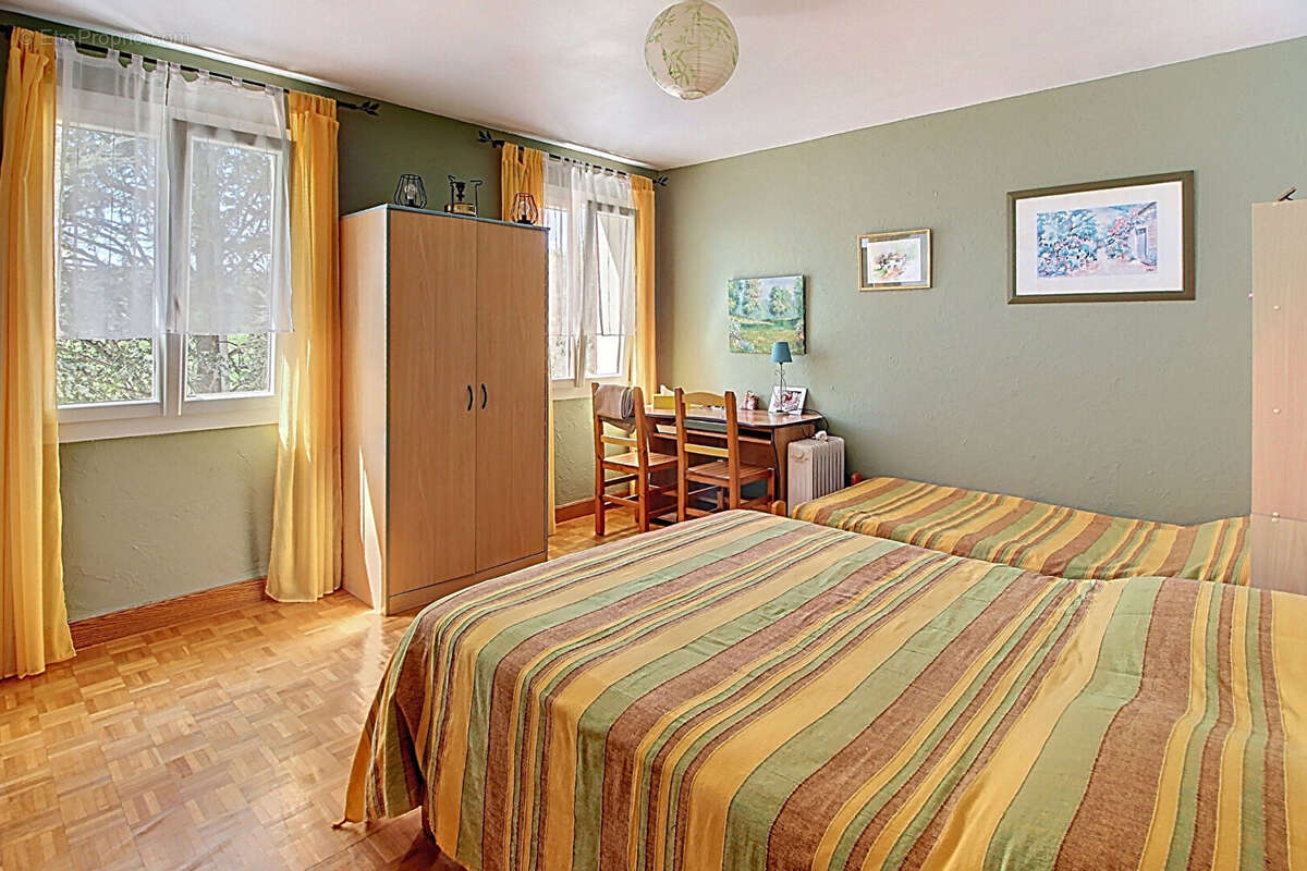 A VENDRE EN EXCLUSIVITE ! À  SAINT ANTONIN DU VAR Maison - 6 pièces 153 m2 sur un terrain de  1200 m2 avec piscine - photo 5