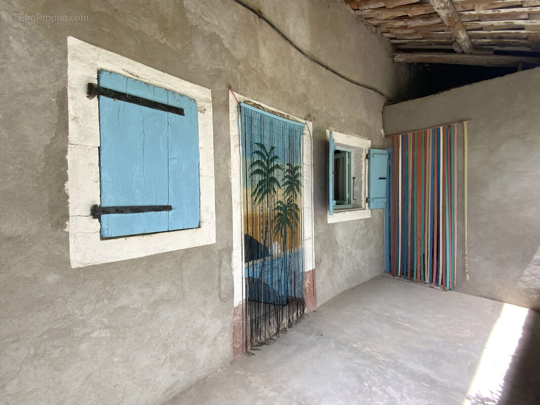 Maison à rénover avec cour, jardin et garage au coeur d'un des plus beaux villages de France. - photo 8