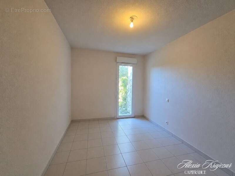 A VENDRE - Appartement T2, 38,56m² Carrez - 1 chambre - Jardin de 42m² - Place de parking privative - Résidence sécurisée - Vend - photo 3