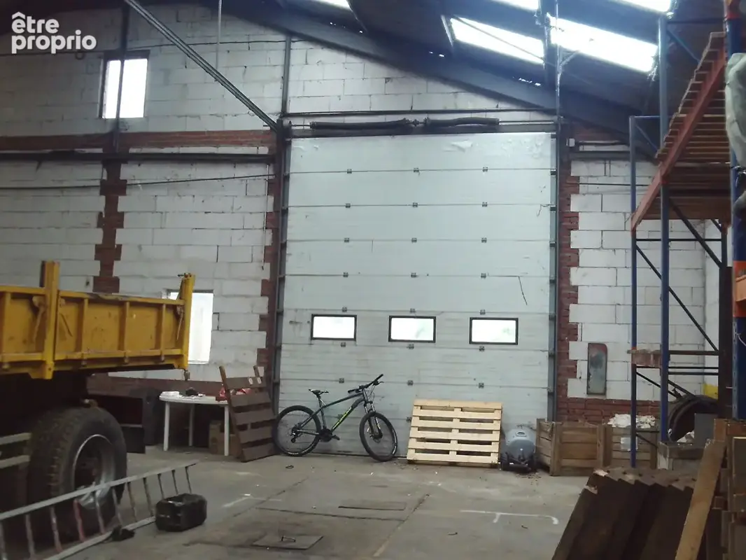 Local d'activités et entrepôt de 1140m² en parpaing et tôles galvanisées - photo 6