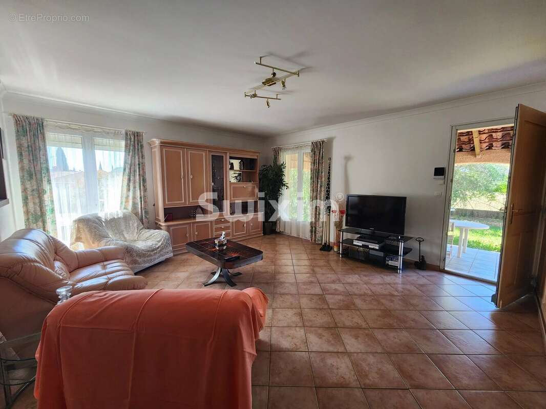 Belle maison de plain de pied avec jardin piscinable et garage.  - photo 3