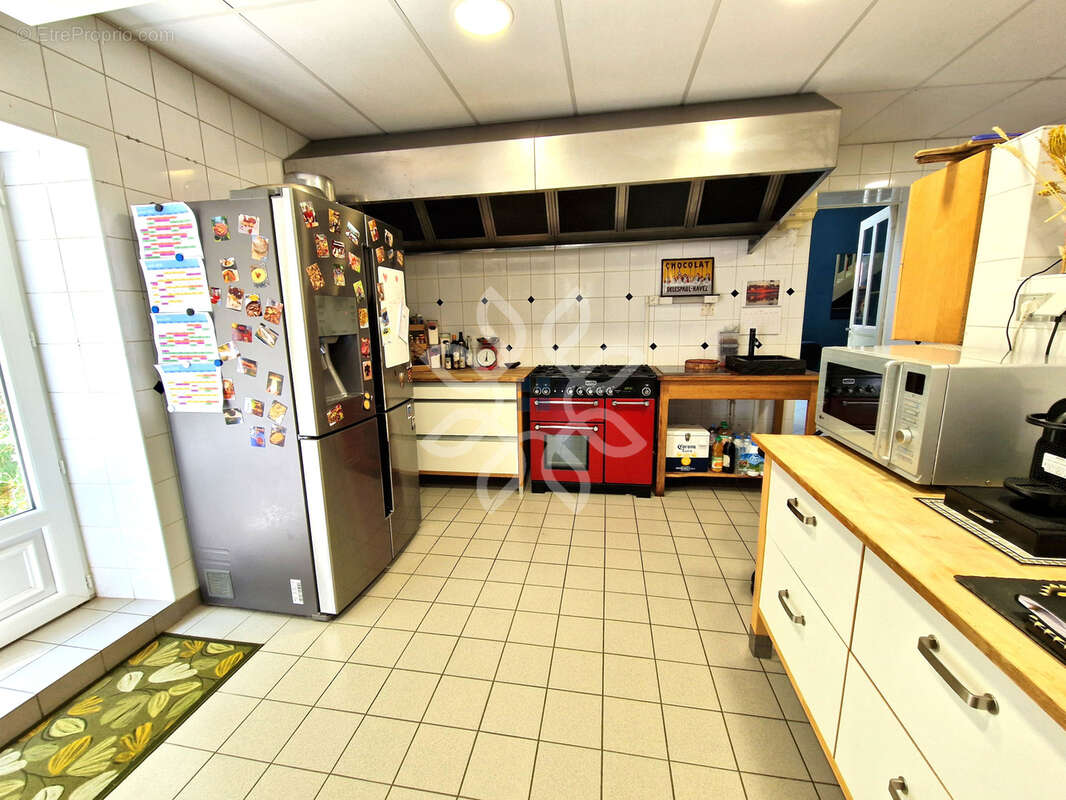 Grande maison en pierre avec cuisine pro   Idéale projet restaurant ou chambres d’hôtes   Proche A75 - photo 4