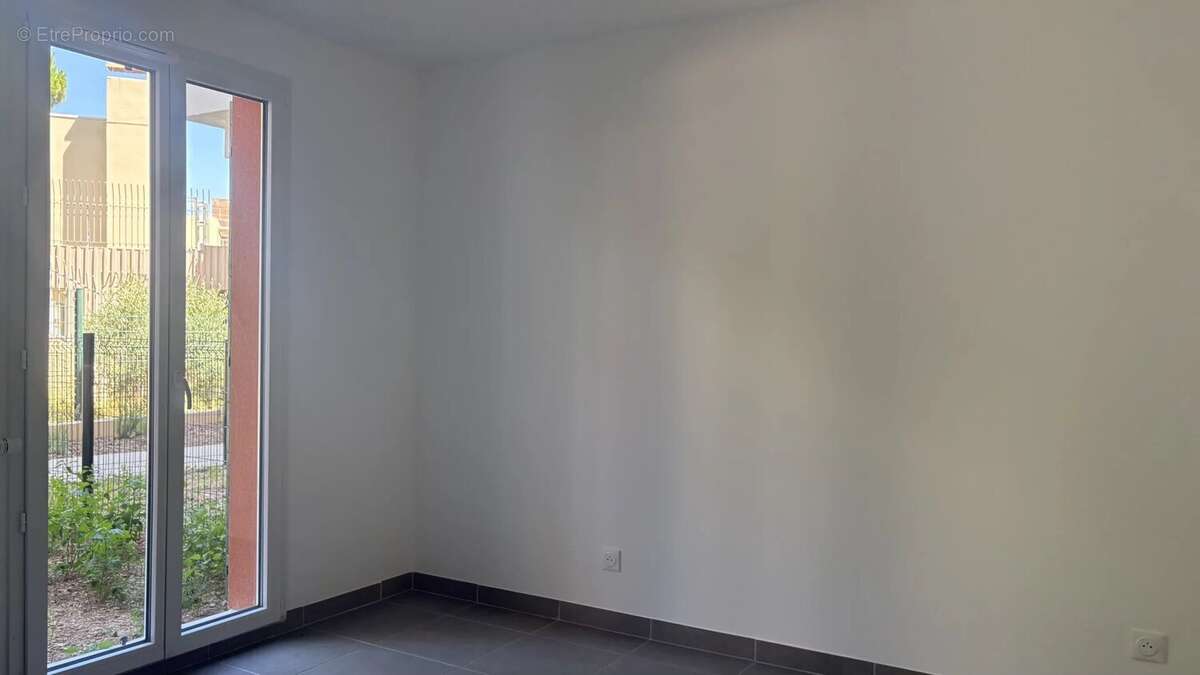 Appartement T2 - Etat Neuf avec jardin privatif et stationnement - Port-de-Bouc - Résidence Villa Marina - photo 7