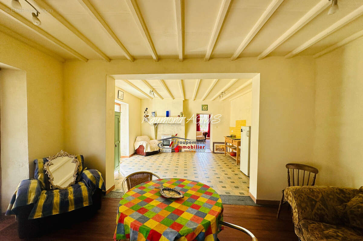 Charmant maison traditionnel en pierre de plain pied avec 2 chambres, 3 grandes granges et 1,7 ha de terrain e - photo 9