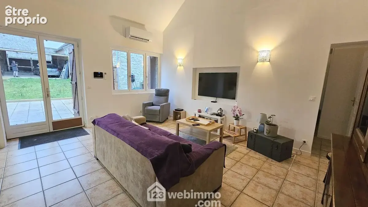Voici le séjour très lumineux de 22 m².