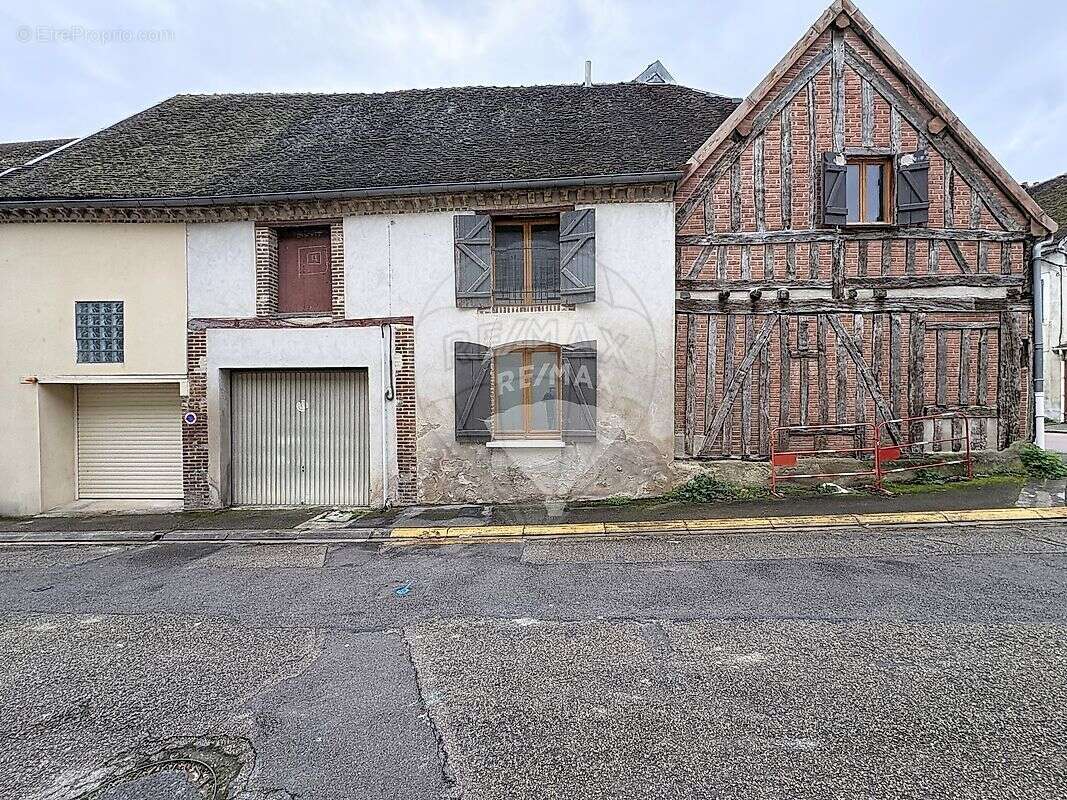 Maison à VILLENEUVE-L'ARCHEVEQUE