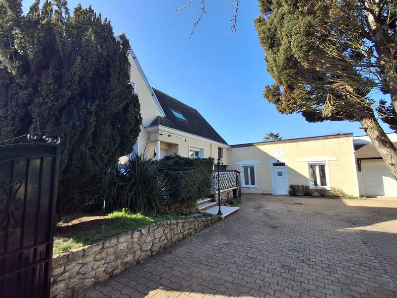 Maison à TREMBLAY-LES-VILLAGES