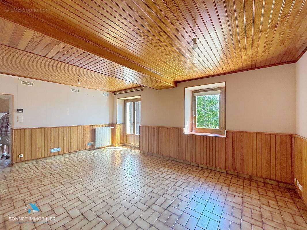Maison de caractère avec dépendances et fort potentiel - photo 10