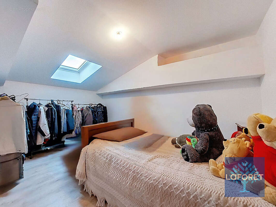 Immeuble de rapport avec local commercial et appartement Centre-bourg - photo 11