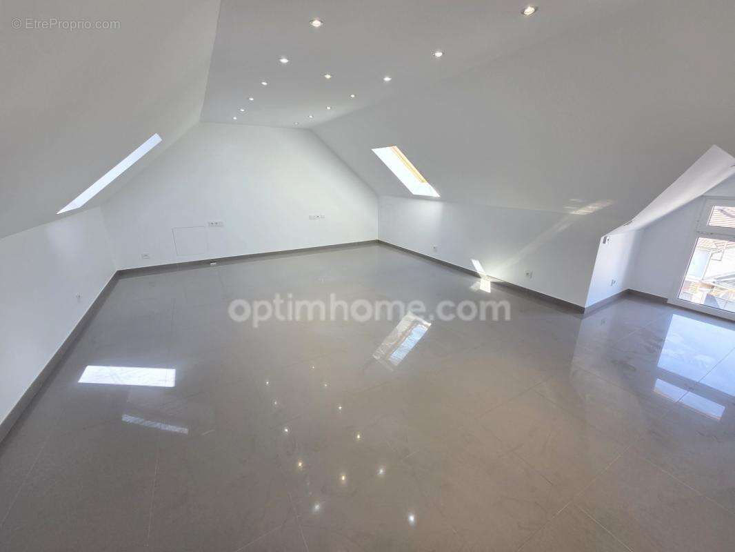 Sarcelles Village - Maison Contemporaine d'Exception - 204 m2 - 9 pièces / 5 Chambres - Prestations Haut de Gamme - Piscine et G - photo 14