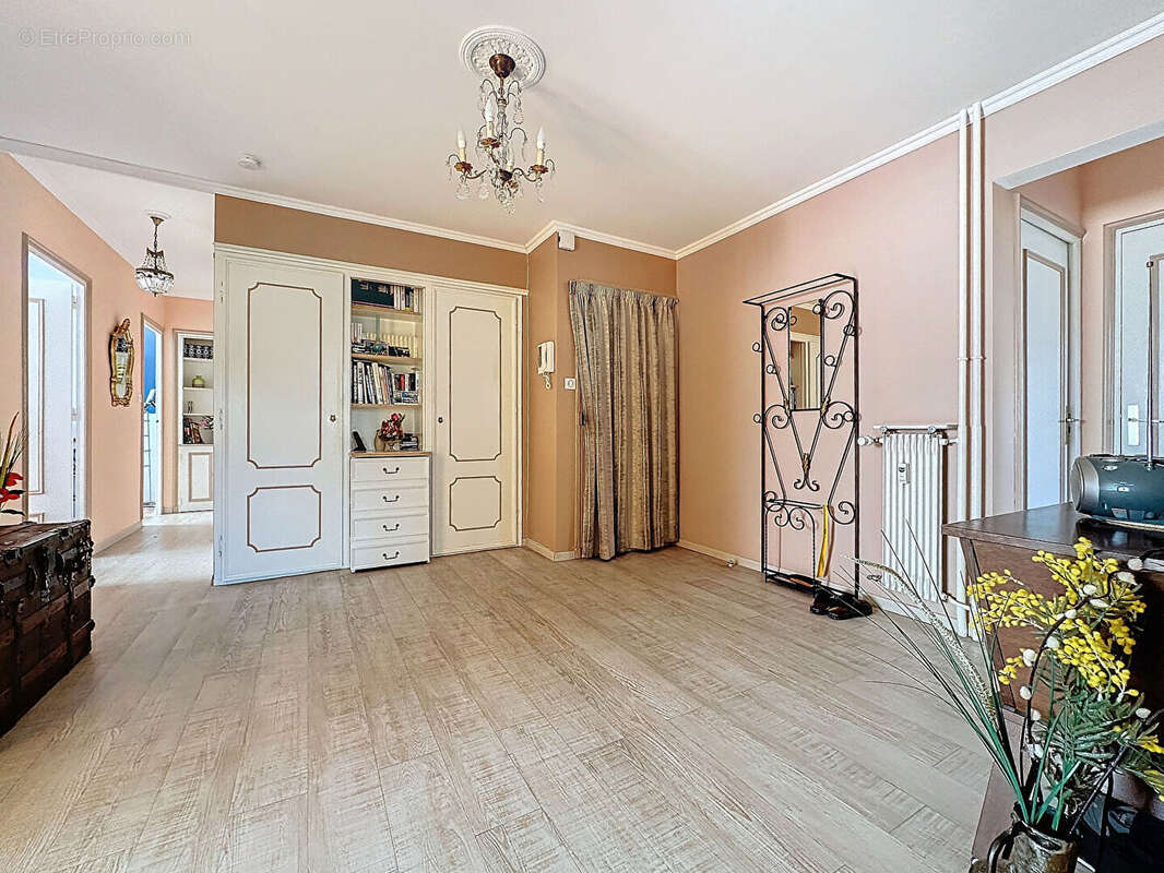 Appartement à LE CHAMBON-FEUGEROLLES