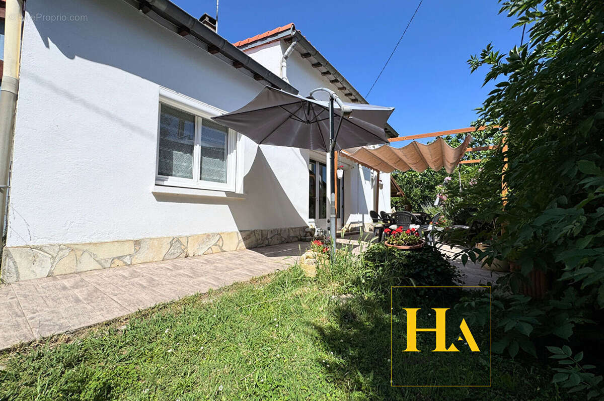 Maison 130 m², 4 chambres, dépendance aménageable, panneaux solaires et jardin - photo 2