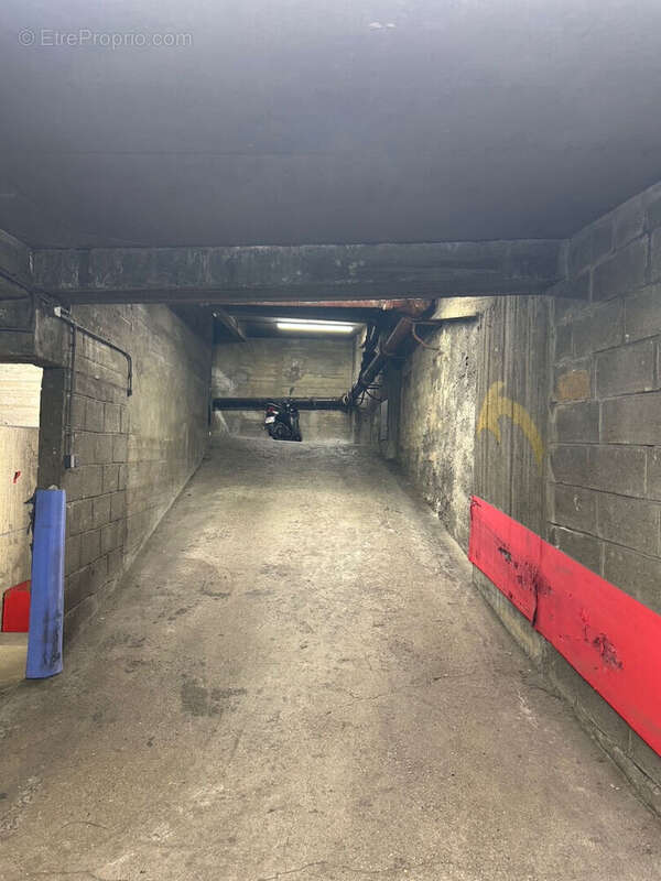 Parking à PARIS-12E
