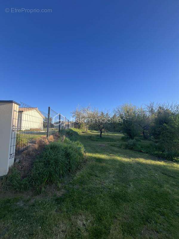 Terrain à SAINT-LAURENT-D'ARCE