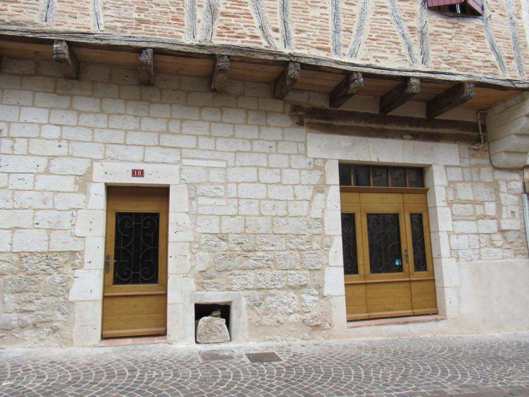 Grande maison medievale  de village entierement renovee dpe en b avec une petite maison qui sert de garage   290000€ - photo 47
