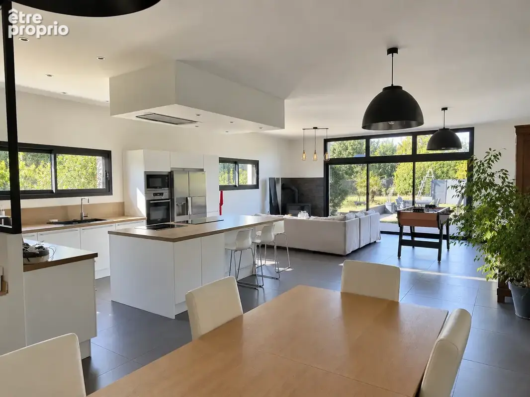 Très belle maison familiale de 260 m2 rénovée avec goût sur terrain de 1500 m2 au calme - photo 3