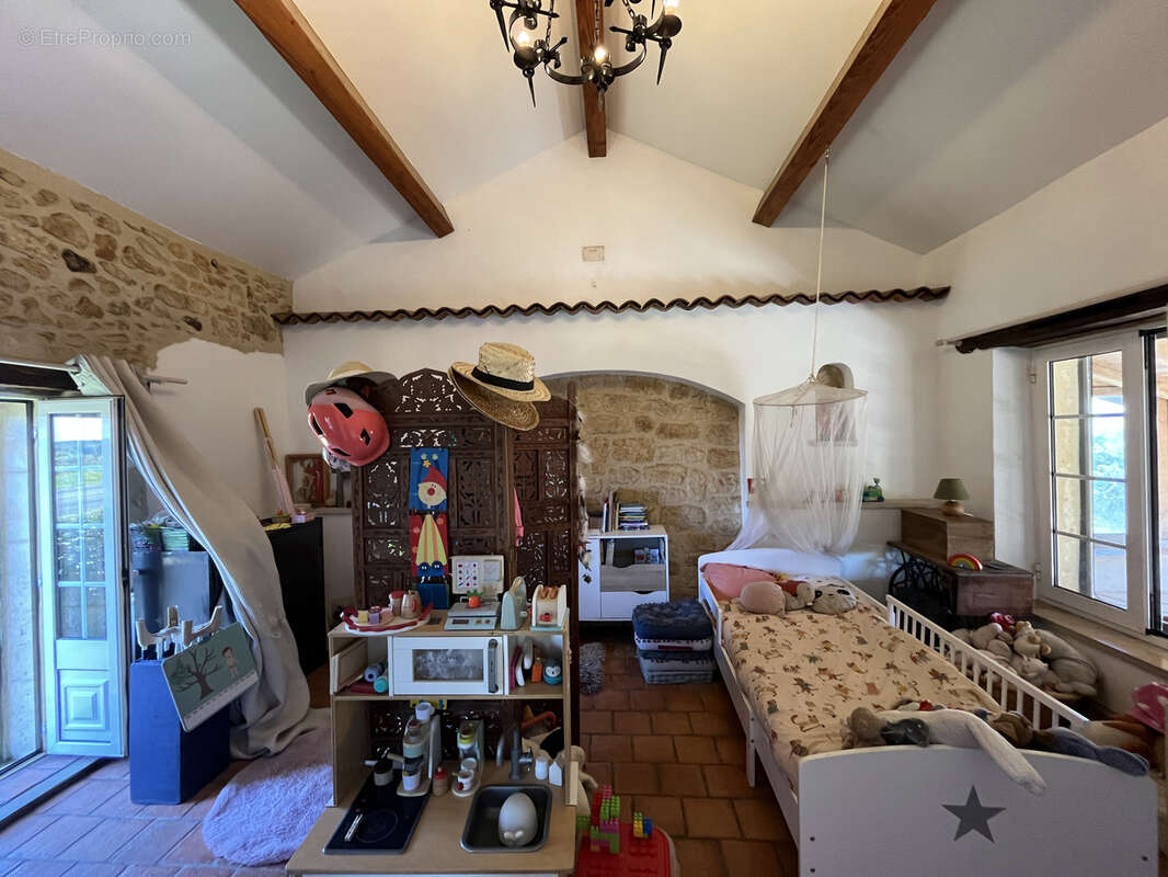 Maison en pierres avec grange sur 4500 m2 de terrain - photo 13