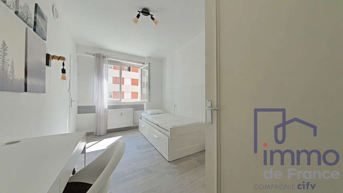 Appartement 81 m² à Saint-Etienne  - photo 4