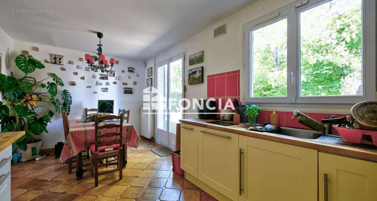 Maison 140 m² à Le Mesnil-Saint-Denis  - photo 2