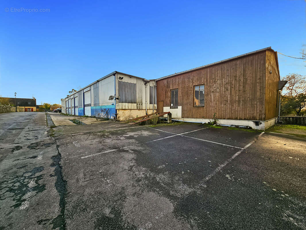 Parking à BAZOUGES-LA-PEROUSE