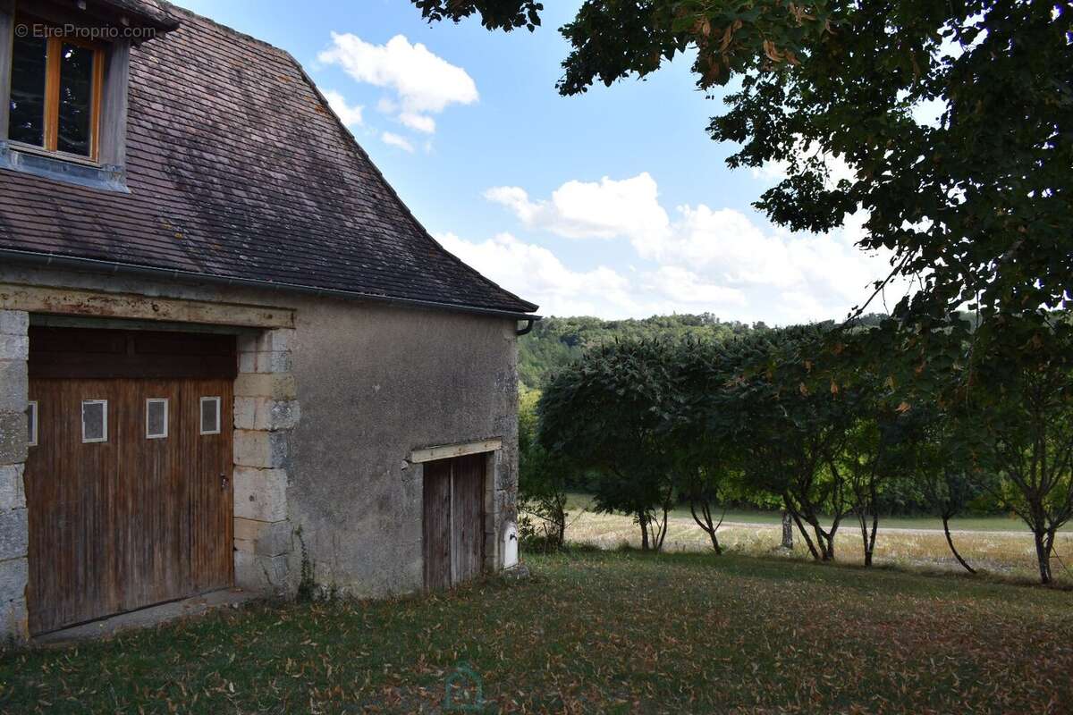 Corps de ferme a restaurer sur 9000 m2 de terrain - photo 4