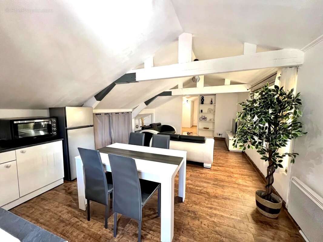 Appartement à SAINT-JULIEN-LES-ROSIERS