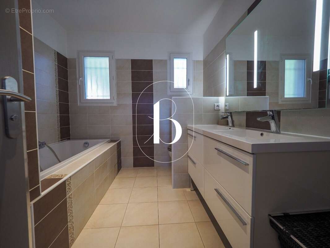 Maison à LA ROQUE-SUR-CEZE