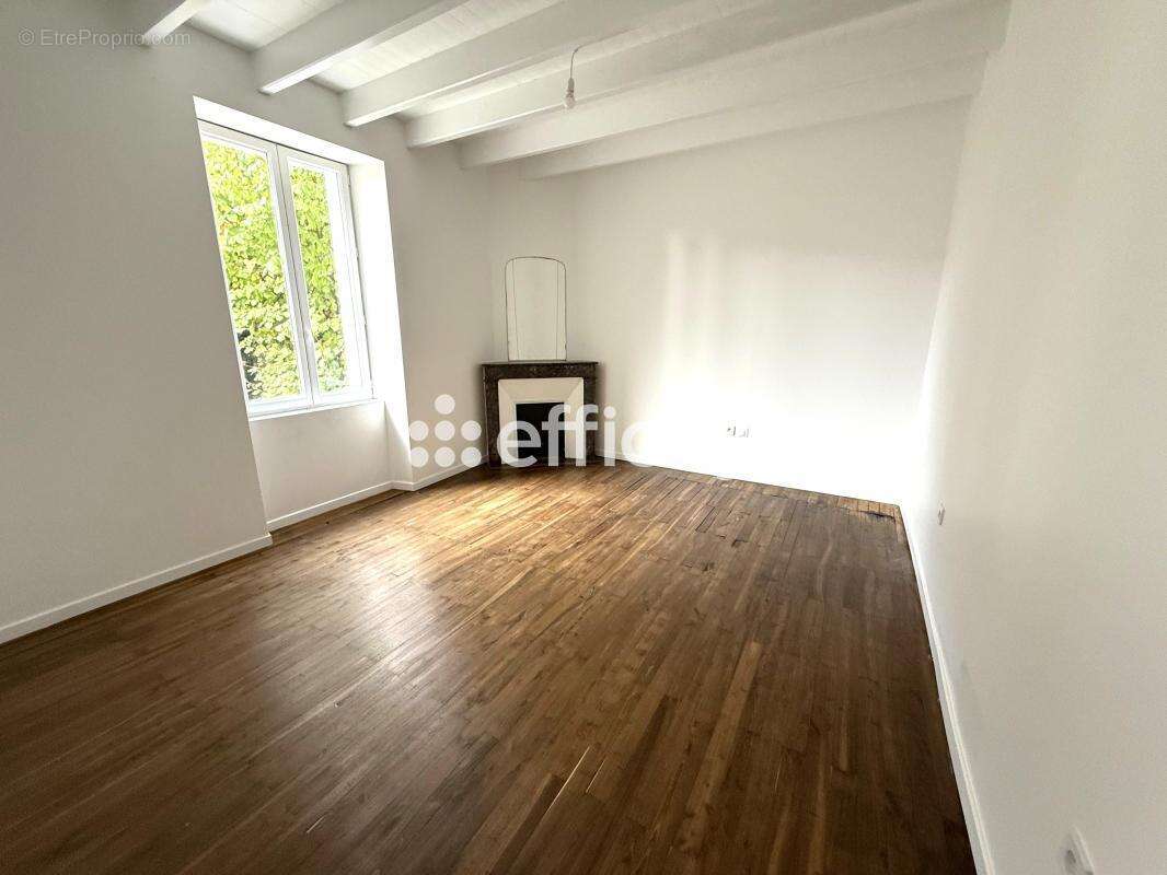 Maison à LA CHAPELLE-POUILLOUX