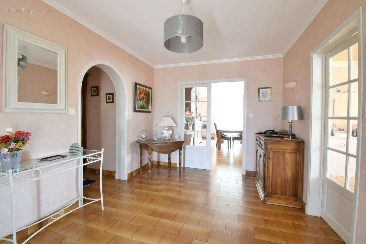 *** exclusivite *** maison familiale avec piscine jardin et double garage  *** st-georges-sur-allier 63800 *** - photo 4