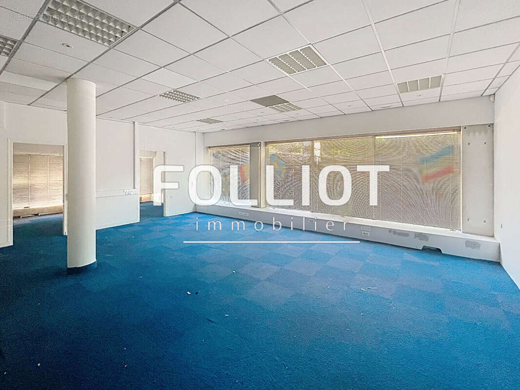 A vendre  saint lo  centre ville  50000   2500 m2 de bureaux - photo 6