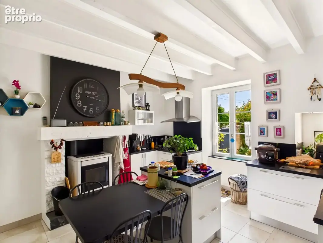 A proximité de Ruffec, magnifique maison en pierre de caractère offrant cinq chambres avec jardin, piscine et dépendances - photo 3
