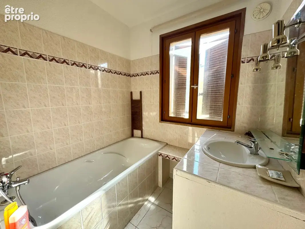 L’Île-Rousse – Maison 5 pièces, 3 niveaux avec terrasses, jardin et vastes garages – Centre ville et plage à pied - photo 8