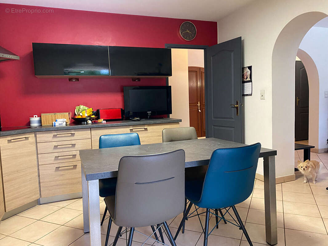 Villa de 180 m² sur une parcelle de 2400 m² avec piscine chauffée et accès direct sur le golf. - photo 9