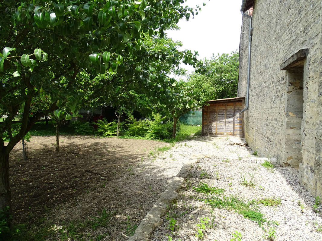 Maison à MONTIGNY-SUR-AUBE