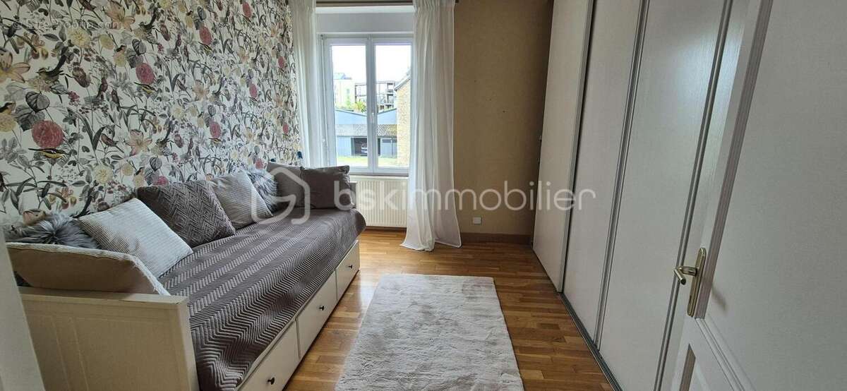 Maison familiale en pierre 161m2 avec 5 chambres, jardin arboré et vie tout à pied à Javené - photo 9