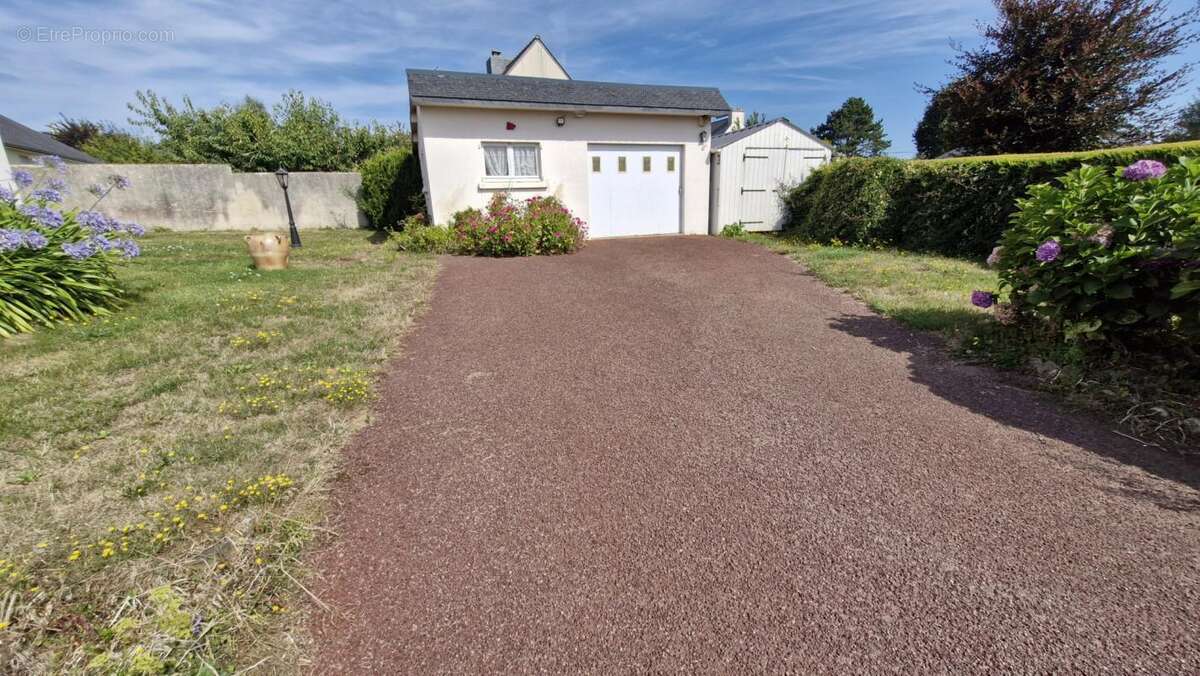 Maison traditionnelle avec garage et beau jardin clos - photo 4