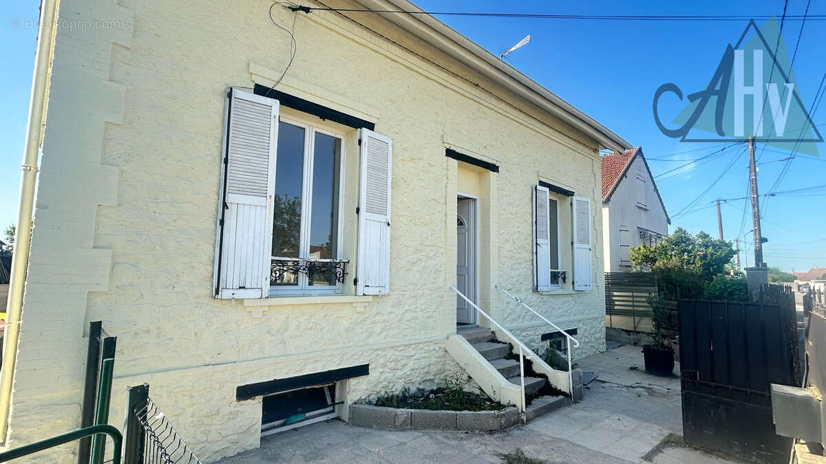 Maison à SAINT-HILLIERS