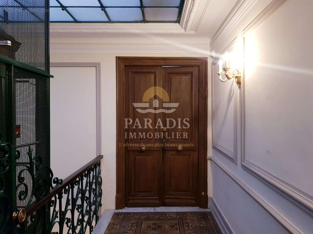 Escalier - Porte accès chambres de bonne  - Appartement à NICE