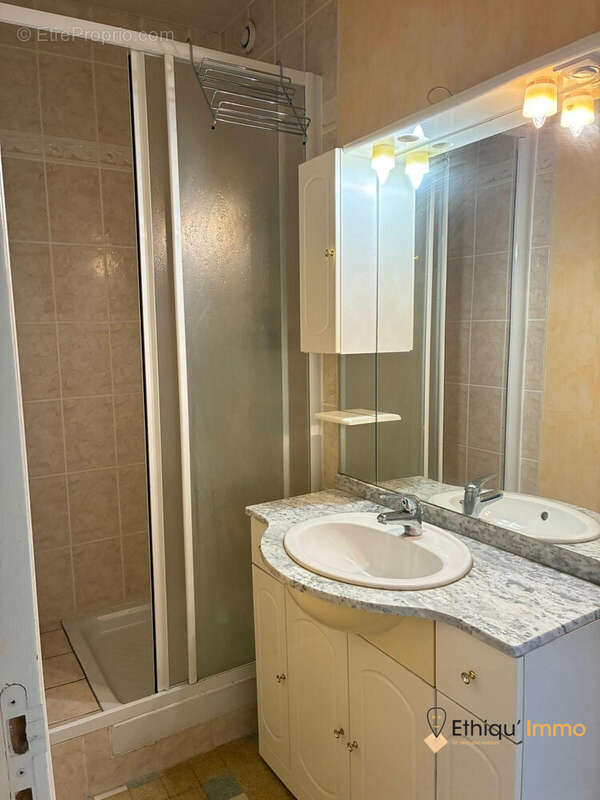 salle de douche r-d-c - Maison à MORVILLIERS