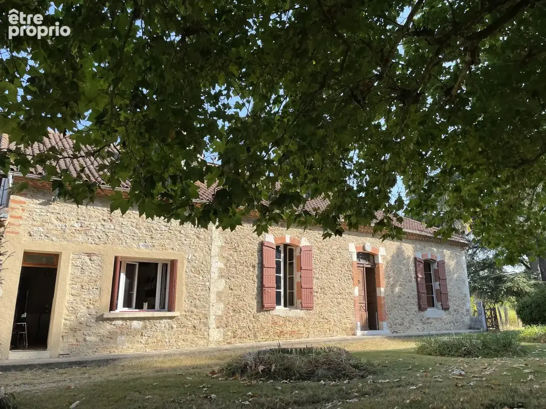 Maison a renover avec dependances sur 10ha  de terrain - photo 1