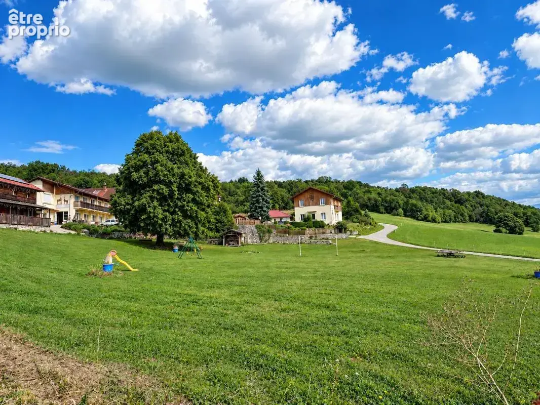 Ensemble immobilier avec 7 logements, bar et salle de réception (73240) - photo 4
