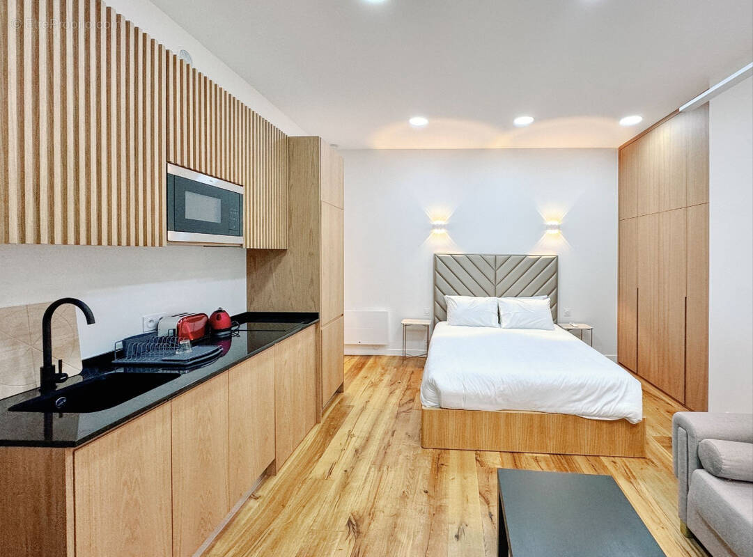 Commerce à PARIS-8E