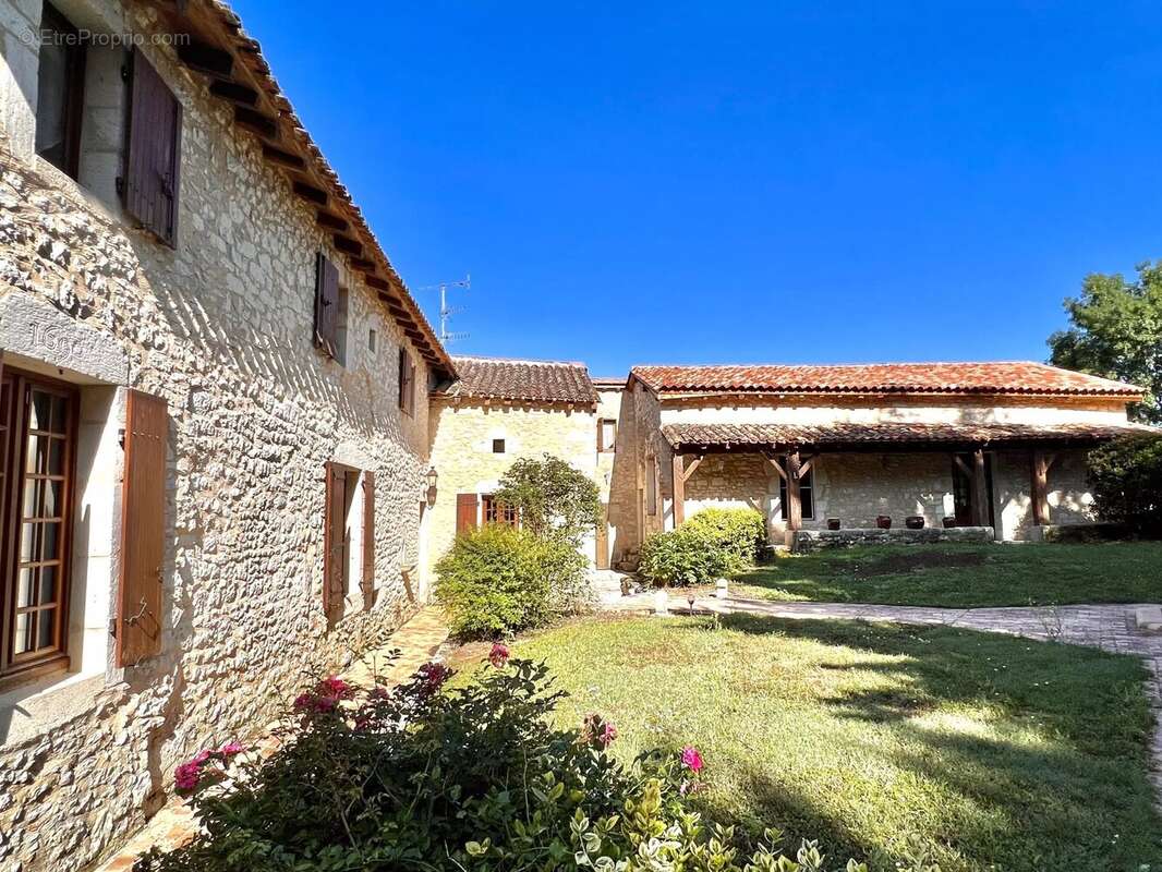 Maison de 6 chambres avec 2ème maison de 4 chambres, 2 piscines et dépendances - photo 14