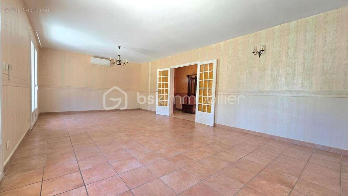 Maison T4 avec panneaux solaires, double garage et jardin - photo 7