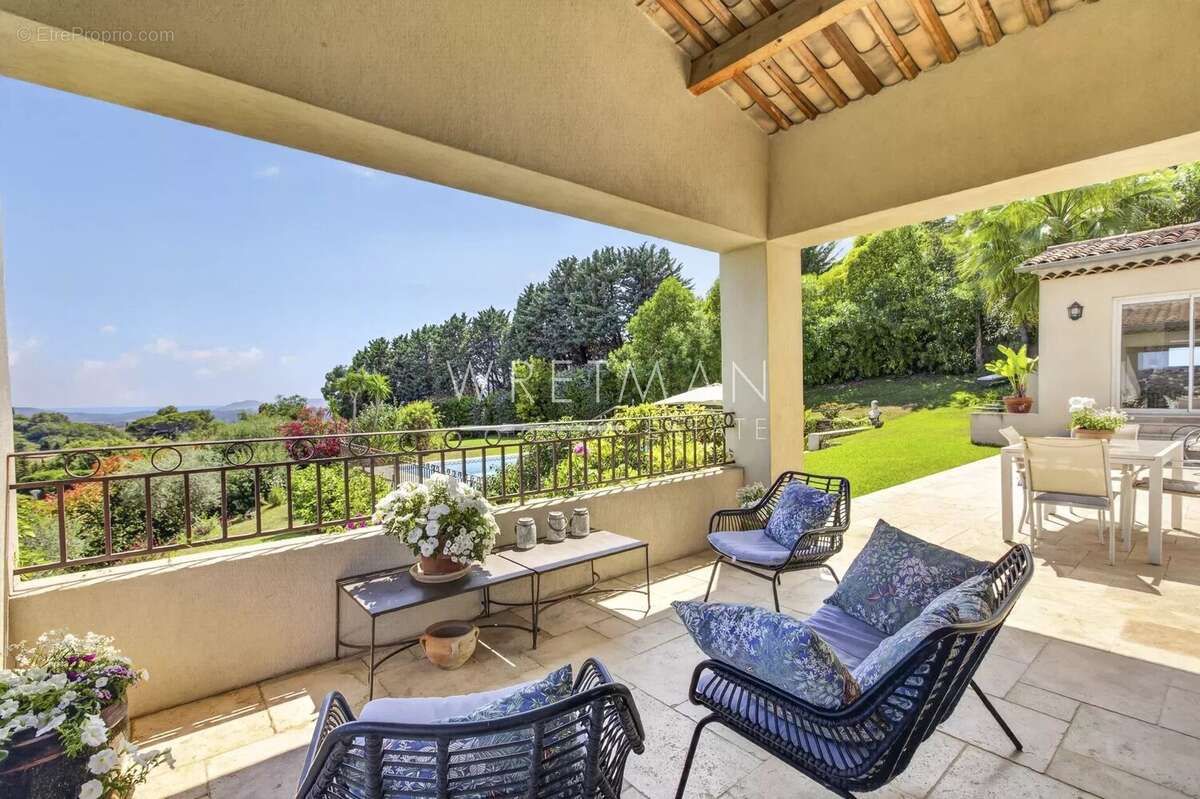 Maison à CHATEAUNEUF-GRASSE
