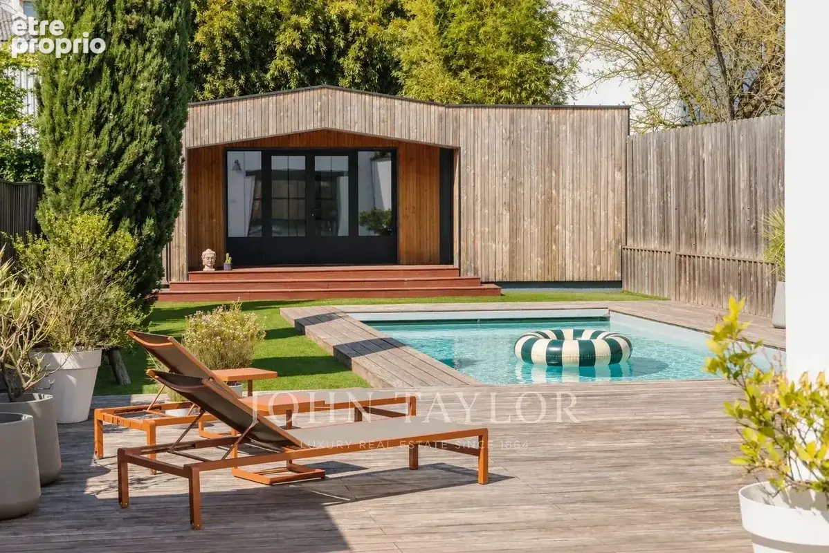 Magnifique maison de ville rénovée avec terrasse, piscine et dépendance - photo 3