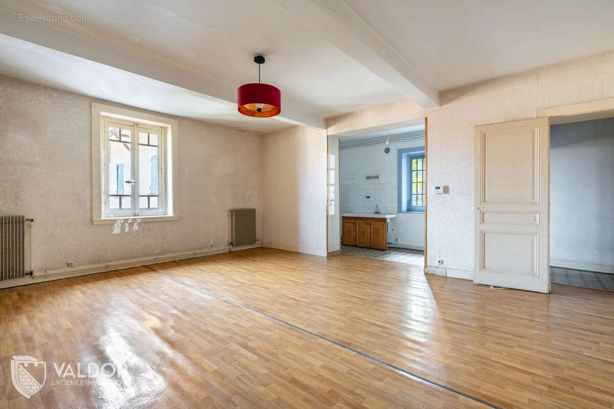 Maison à JASSANS-RIOTTIER