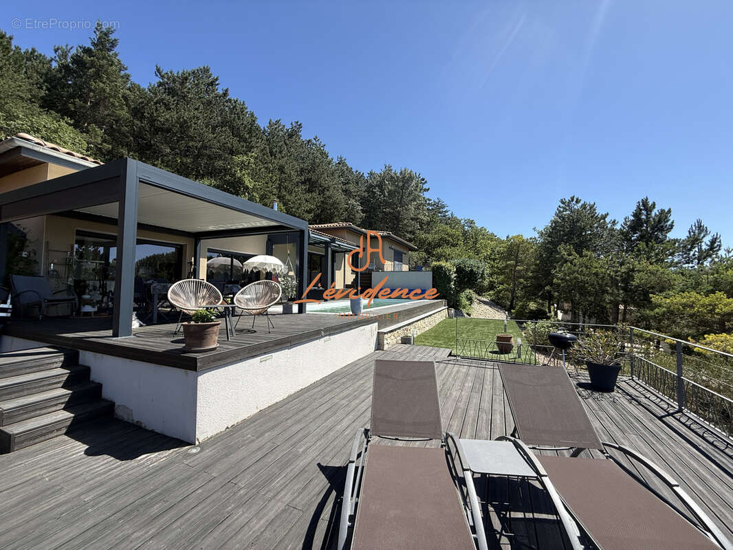 Dominant les hauteurs d'Allan, cette villa ne ressemble à aucune autre - photo 11